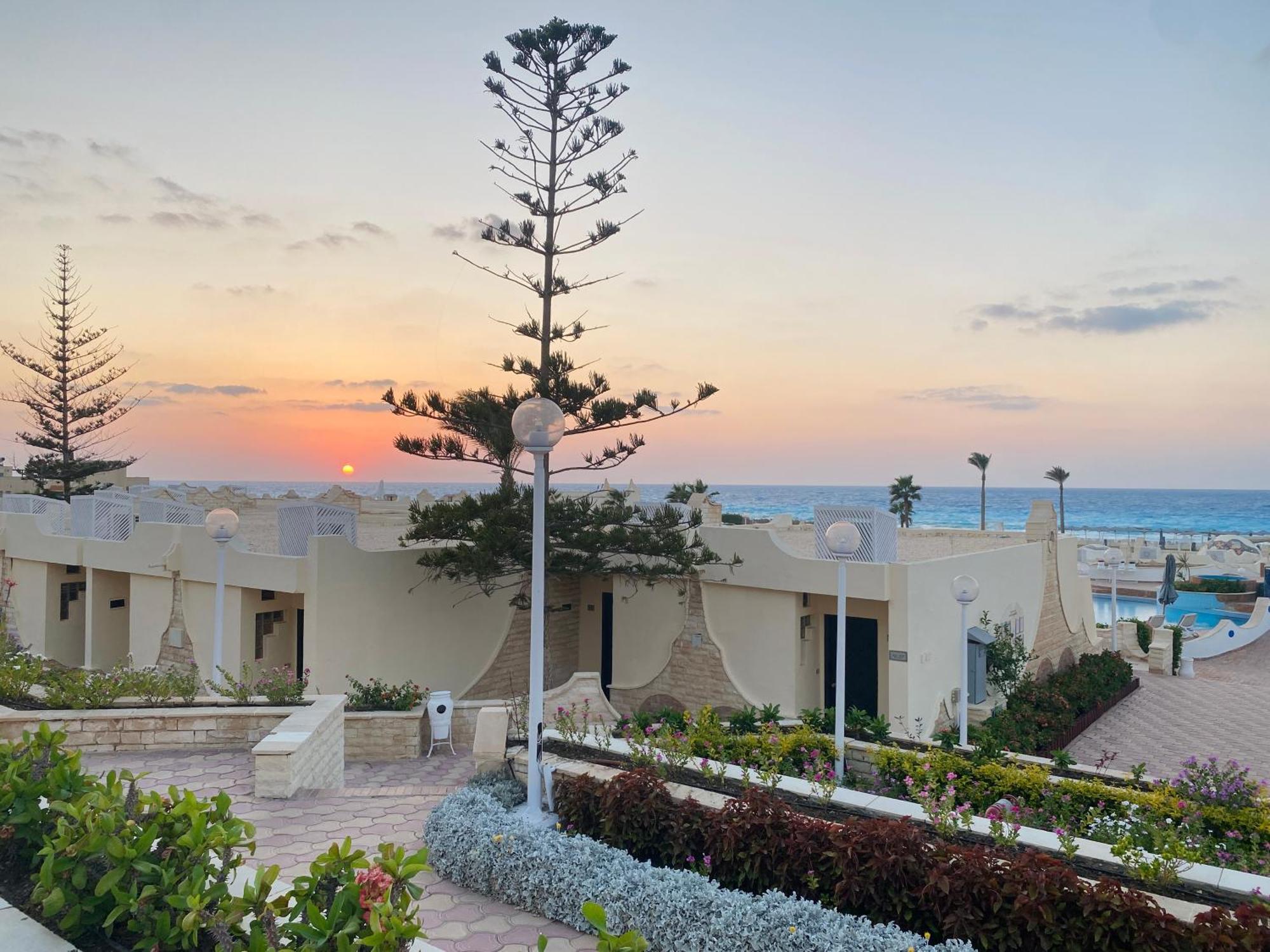 Borg El Arab Beach Resort Extérieur photo Sunset at the hotel