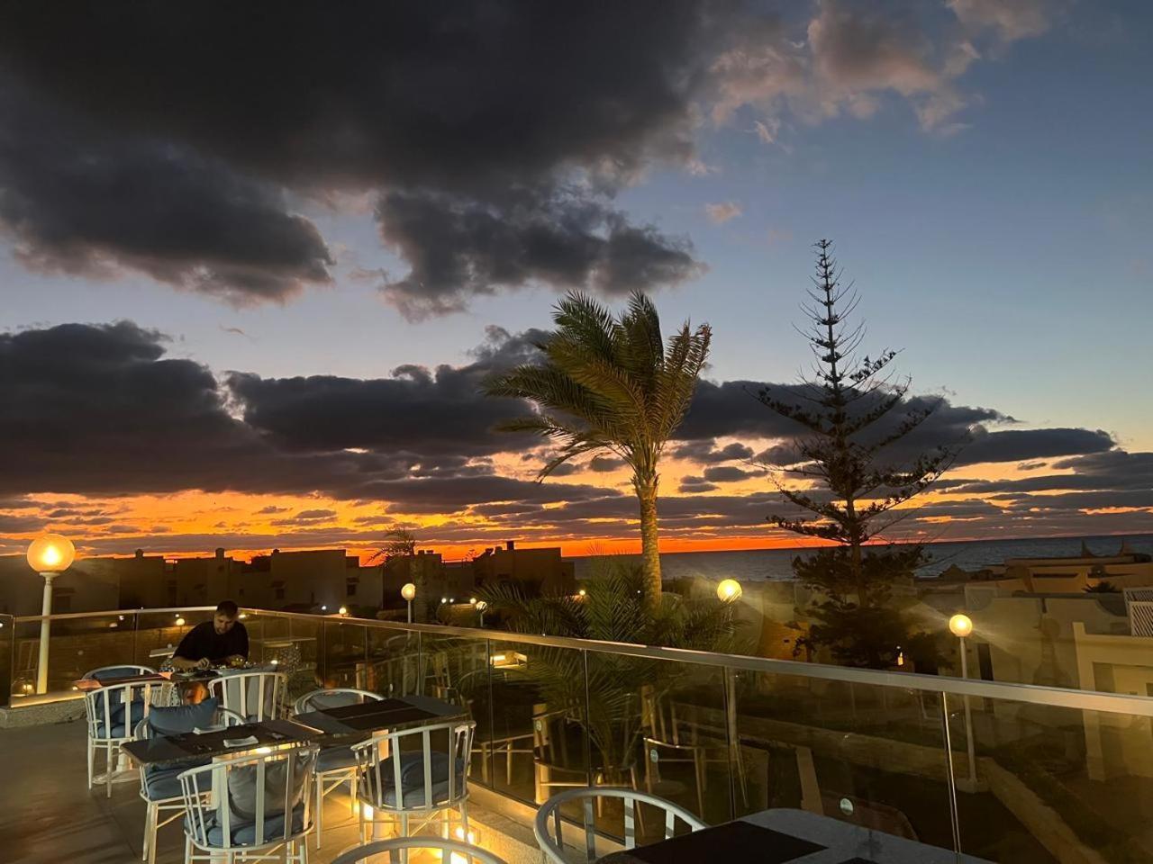 Borg El Arab Beach Resort Extérieur photo Sunset at the beach